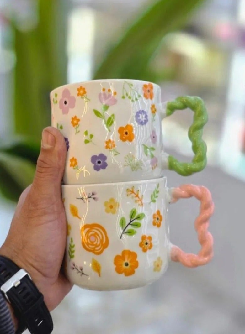 مج بورسيلين راقي سعة 380 ملي بنقوش أزهار ربيعية مبهجة وألوان برتقالية وصفراء زاهية مع يد وردية بتصميم مضلع مريح لليد - Image 5